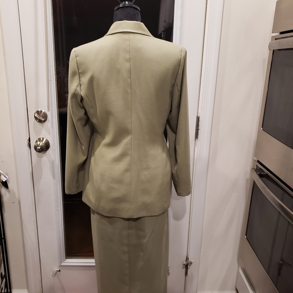 Suit - Picture 2 of 4